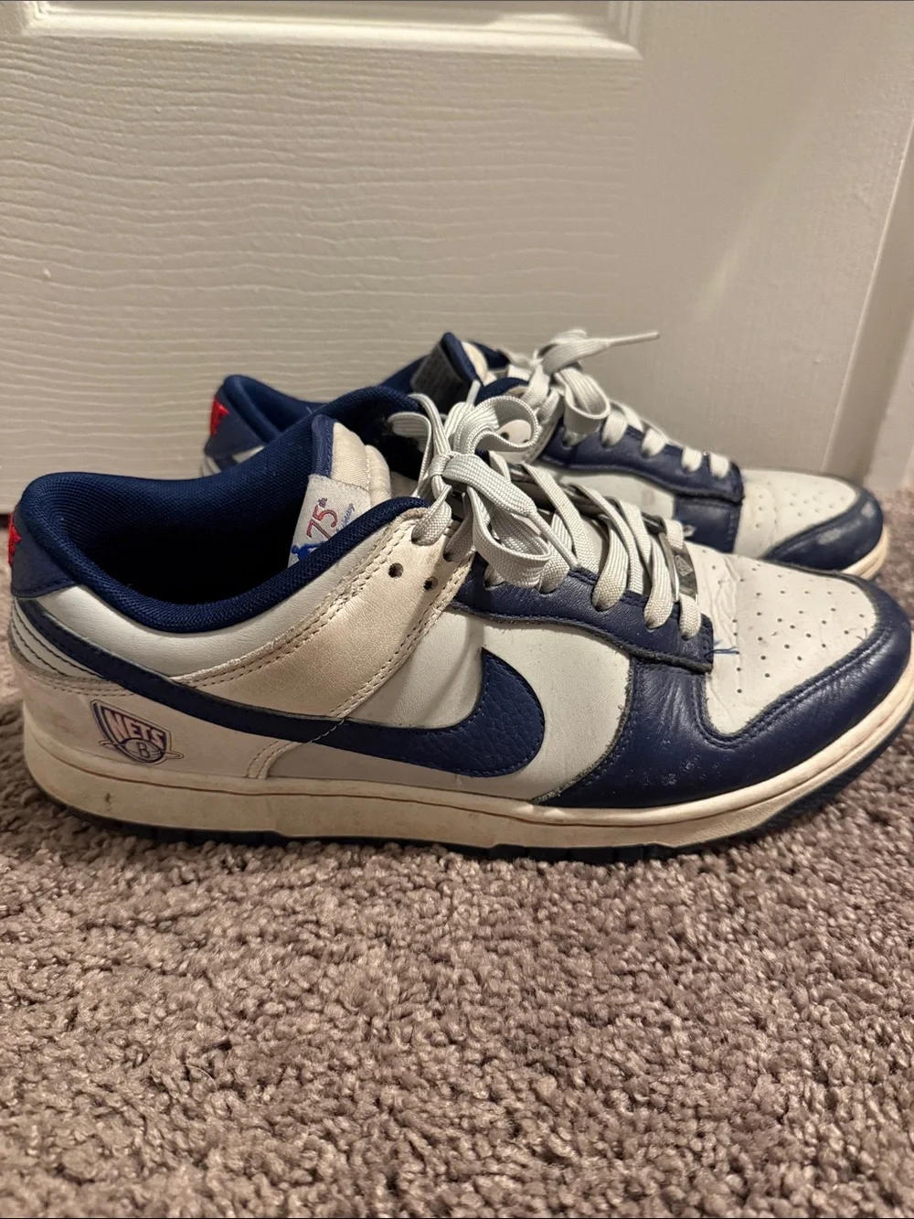 Nike Men’s Sneakers in White and Navy with Brooklyn Nets Detail